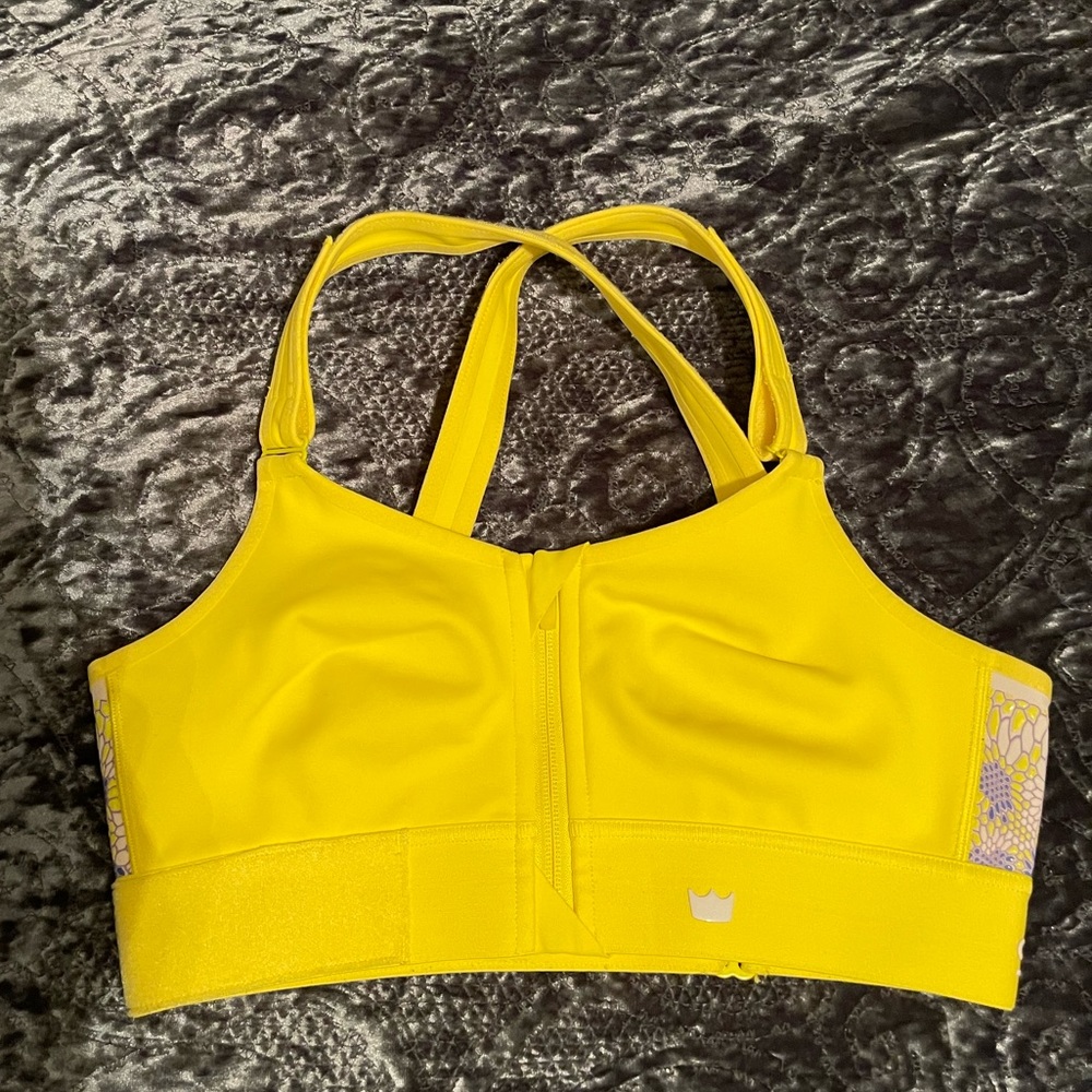 SHEFIT Flex style sports bra. NWOT. Medium.